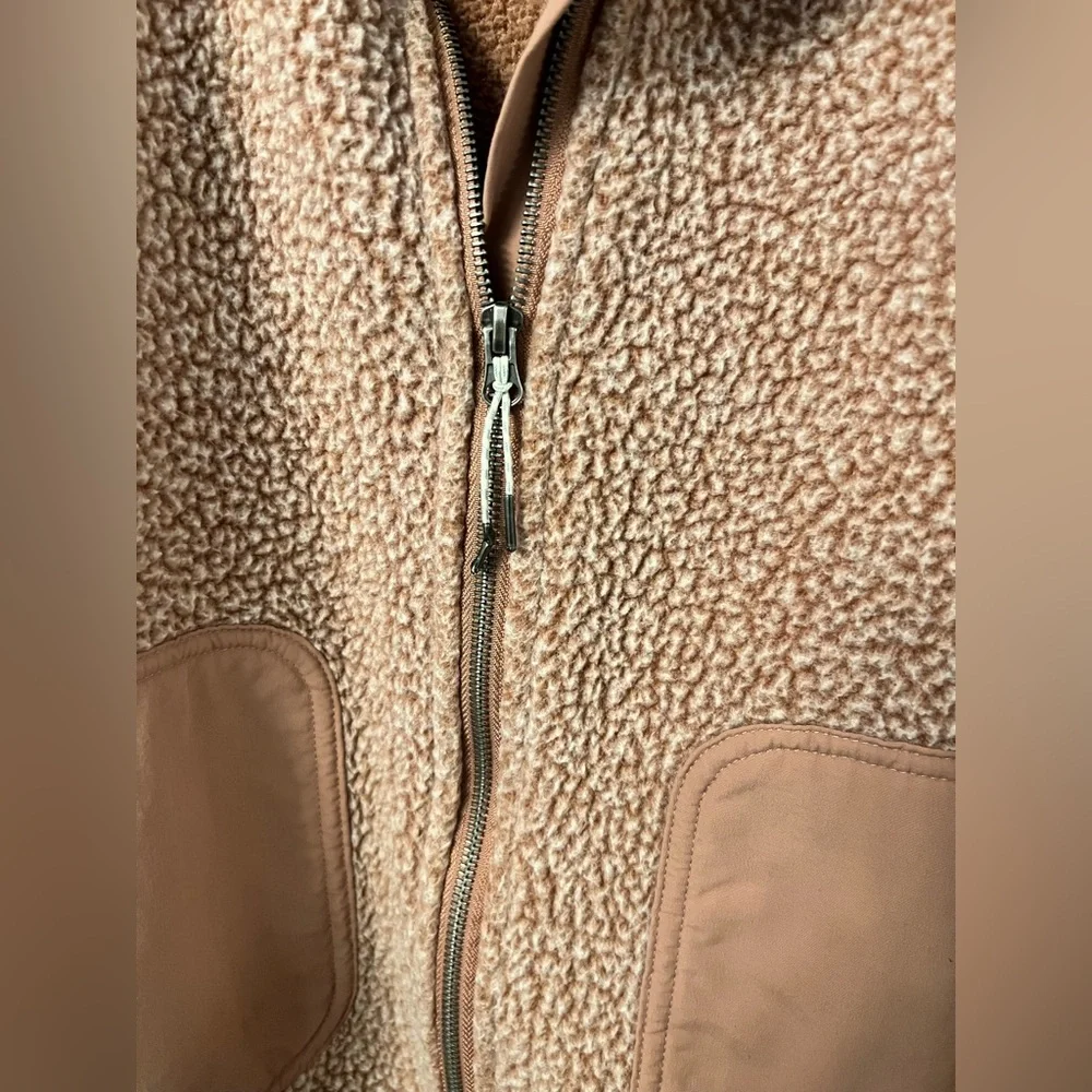 Vuori Women's Alpine Sherpa Jacket - Picture 12 of 16